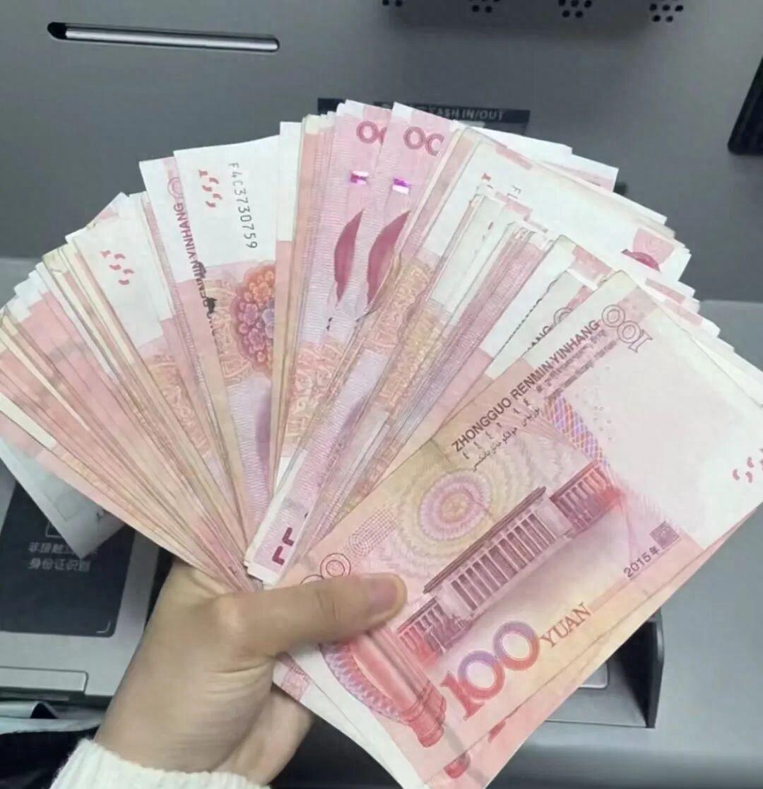 辛苦一年攒了几千，打算去银行存。自助机能存整百，零钞不行，去柜台。银行朋友提醒，