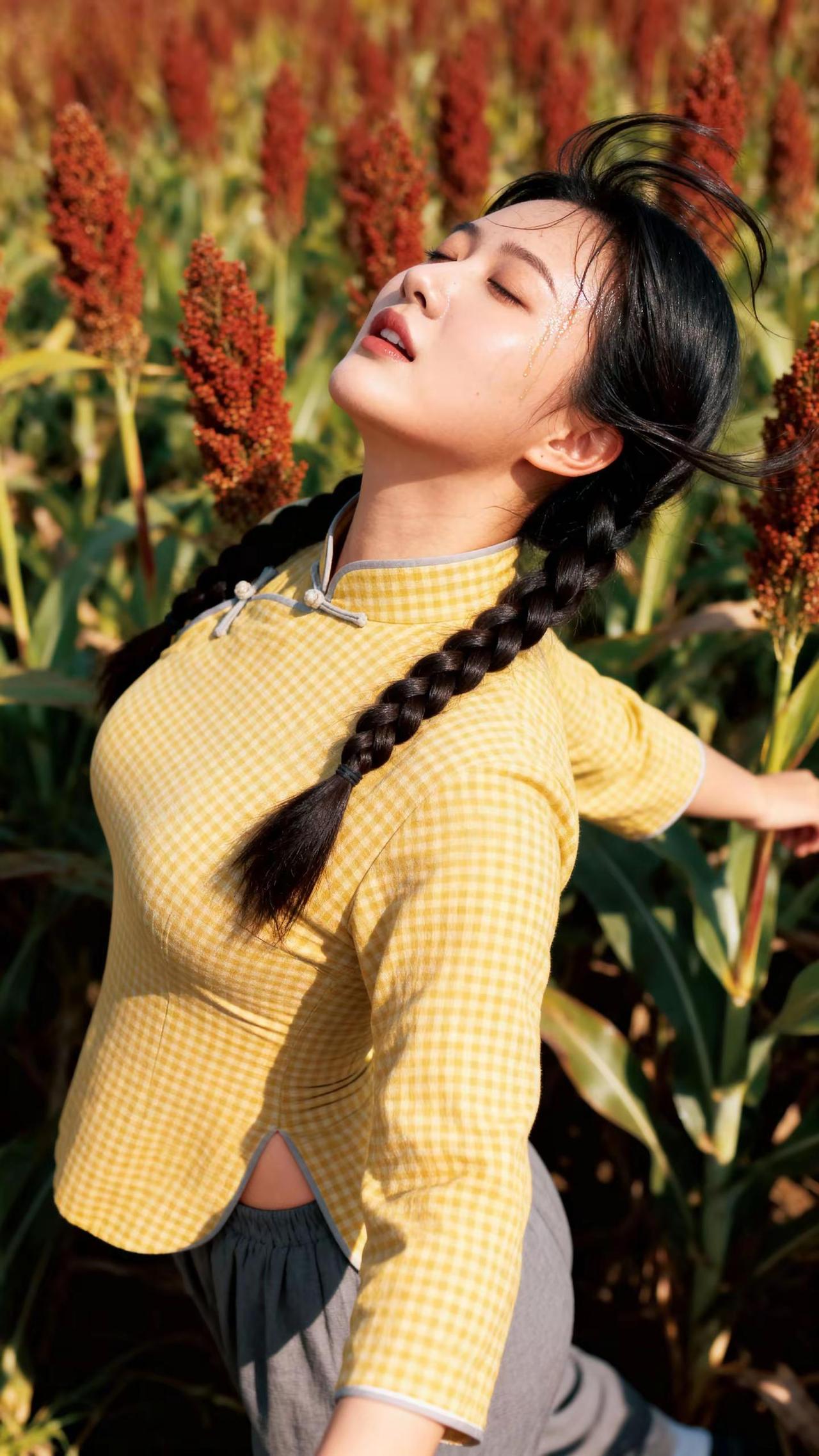 她迎来了解放，九儿没有等到这一天。田野乡土气息红高粱拍照姿势