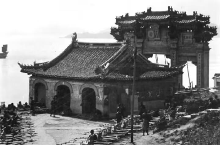1950年，我军剿匪部队到了浙江鄞县的一座尼姑庵，发现一个年轻貌美的尼姑，胸脯异