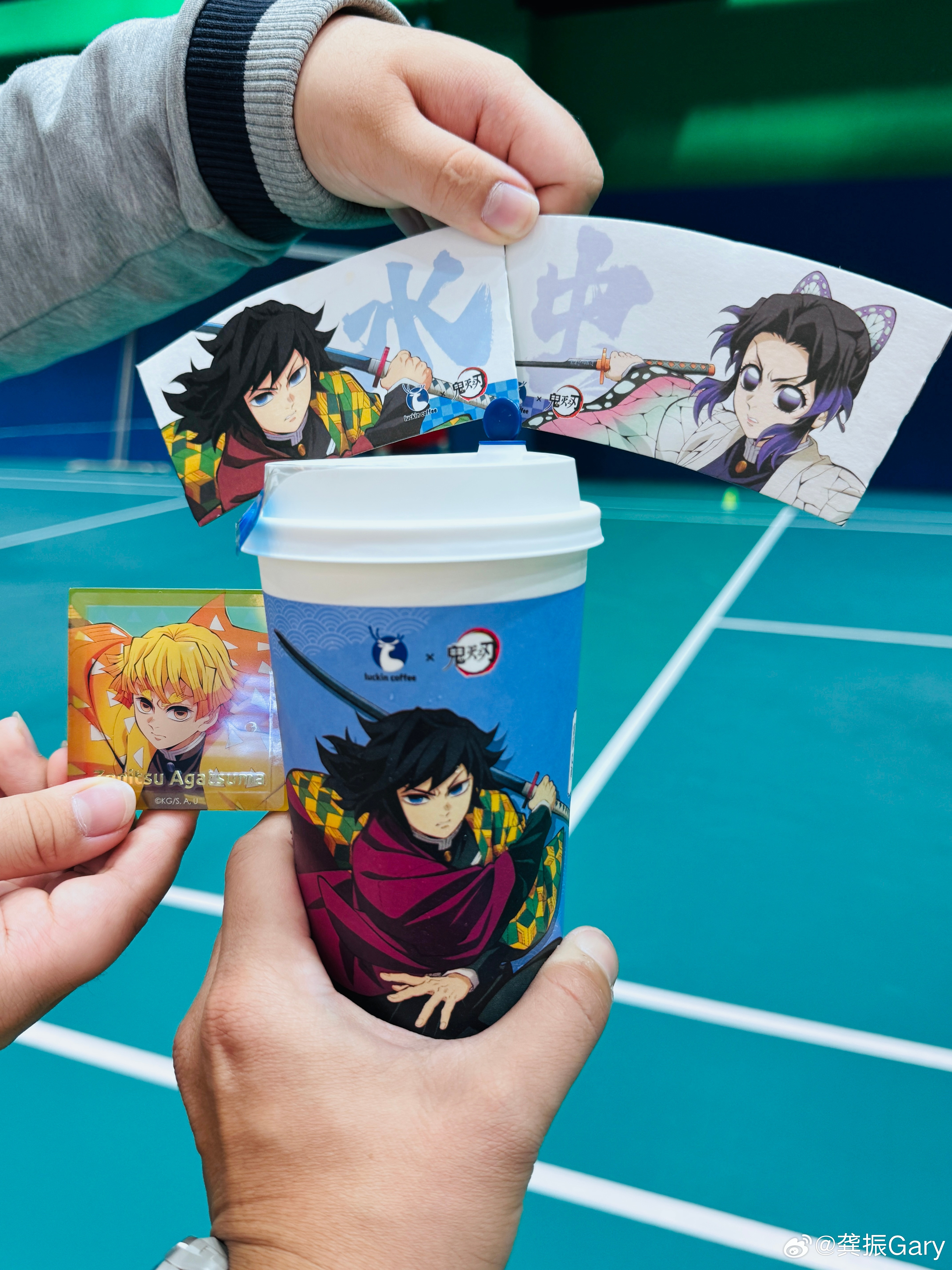 儿子坚持要买瑞幸，一问原因才知联名了《鬼灭之刃》，还说电影很快要上映。主角长的人