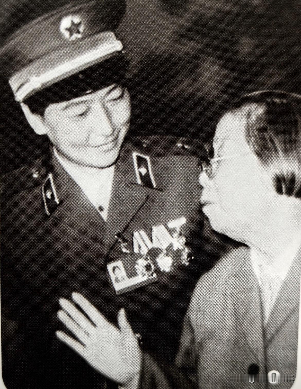 1985年10月，邓颖超同志与女将军刘晓连在一起亲切交流的场景。刘晓连（莲），中