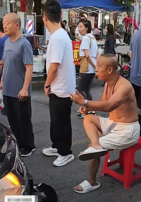 太缺德了！有只狗被车撞死了，一个没穿衣服的男子拦住车，非要司机赔钱。可关键是，他