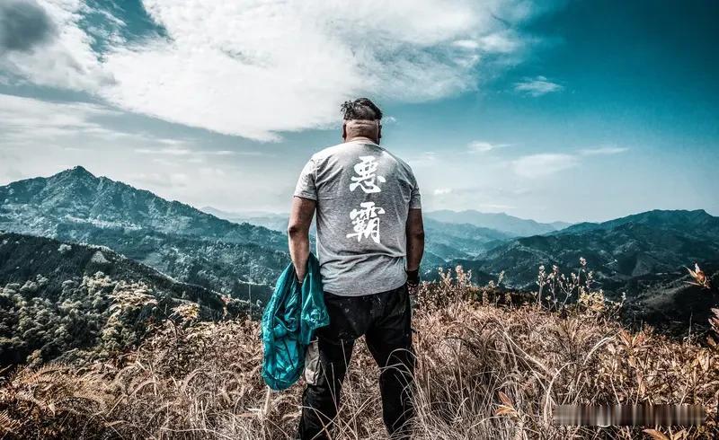 “刀疤哥”退赛12月2日，张家界七星山“荒野求生”挑战赛上，热门选手“刀疤哥”