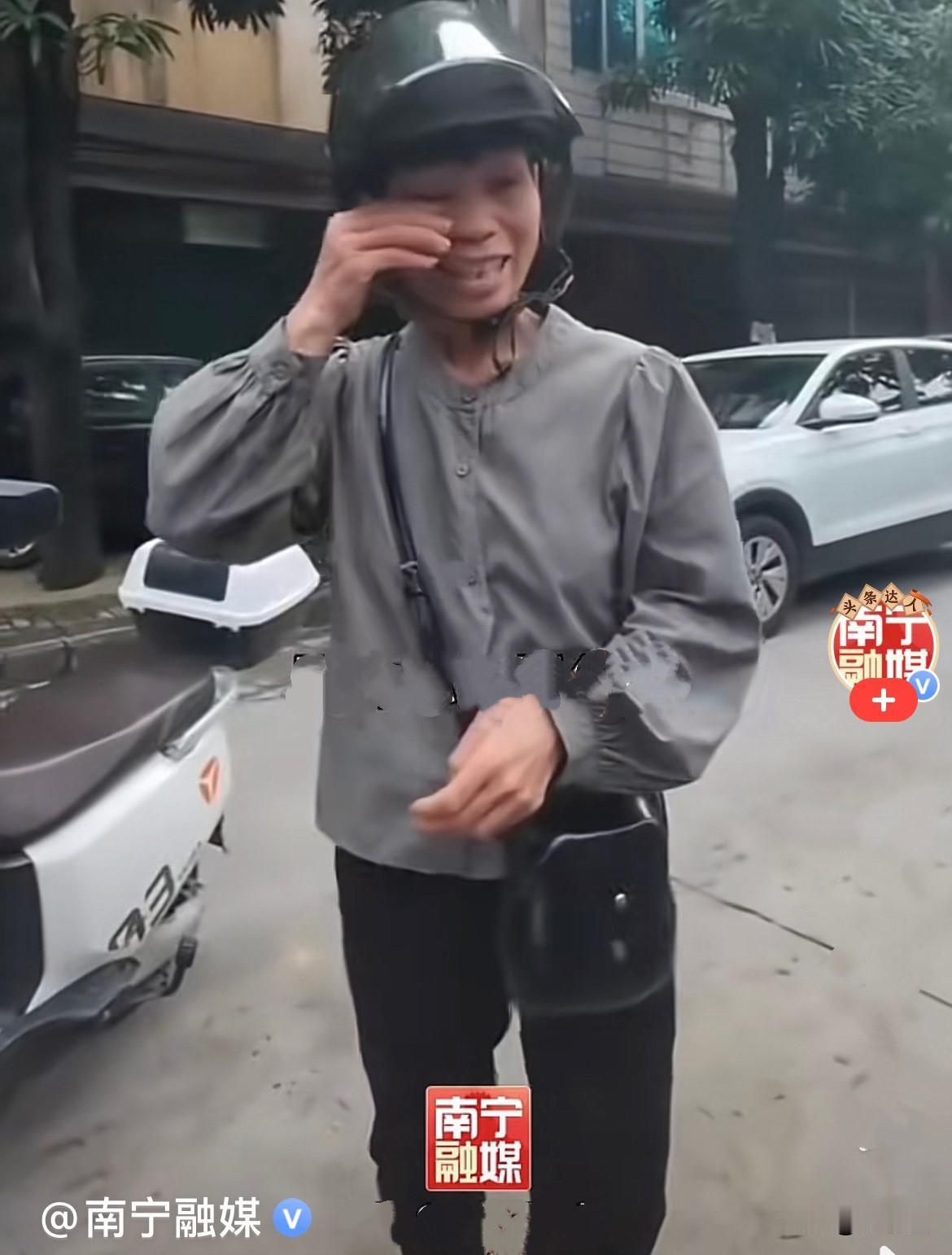 近日，广西横州救援车队赶路奔赴下一个救援任务时。一位戴着头盔的当地大姐，骑着摩托