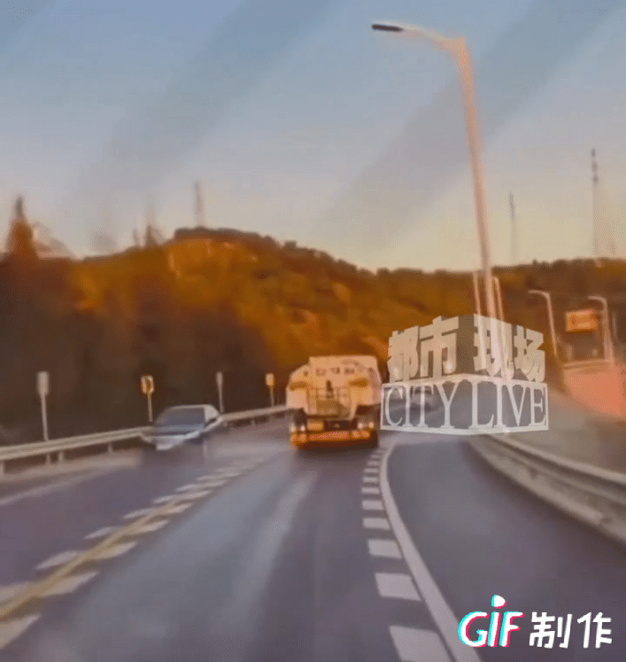 真会看人下菜！温州一洒水车，每次洒水时，遇到行人他也不顾及，但要是遇到了交警