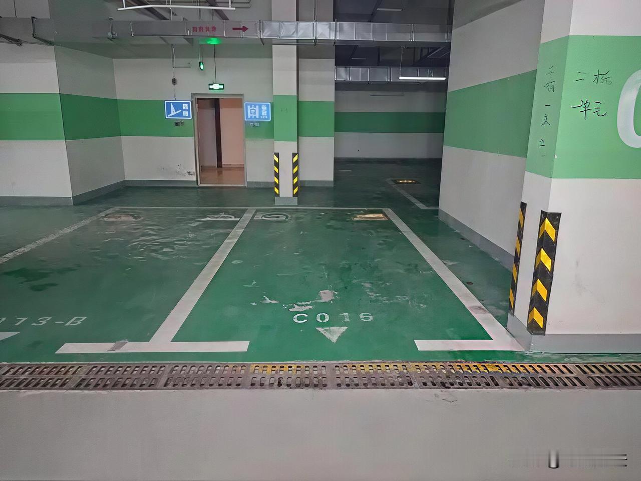 “被开发商坑了！”四川成都，男子花6万买下车位，钱一次性交清，几年后，车位竟被银