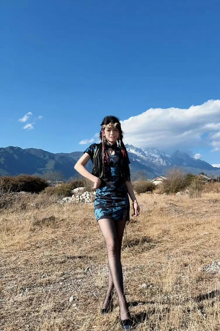 卓玛也穿黑色丝袜了，也是一道靓丽的风景线！