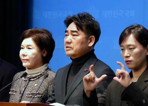 24日，韩国国民力量党改革派再次发难，改革派议员团体“替代与未来”要求党领导层召