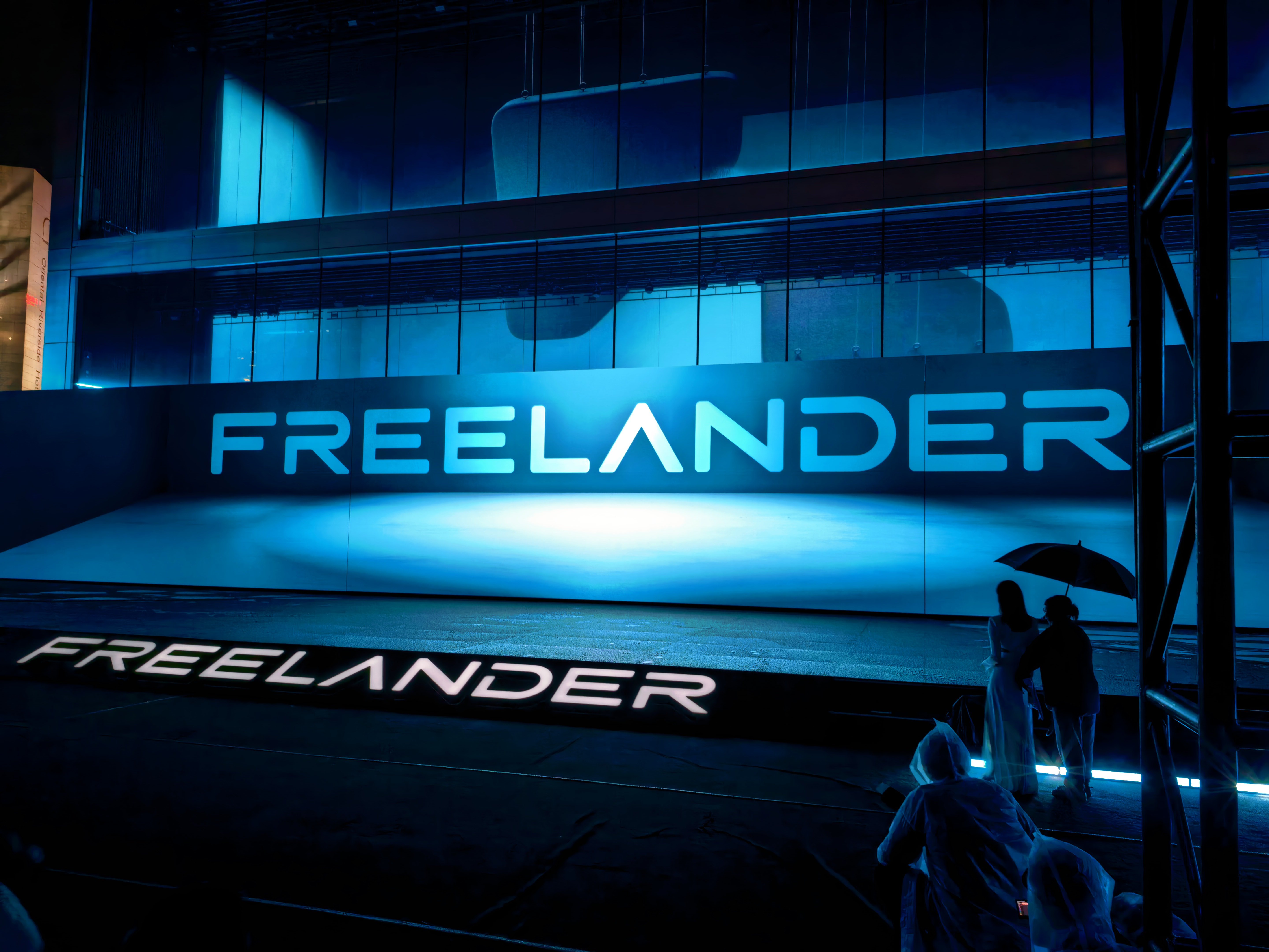 参加神行者FREELANDER品牌发布会，现场舞美非常棒，碰上上海大雨也增添