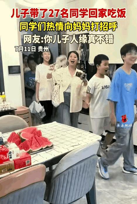 下午门铃骤响，贵阳这位妈妈一拉门，走廊像放学的操场。儿子说“叫几个同学”，六年