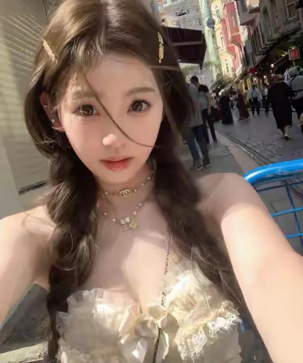 懒懒说王思聪不喜欢她化妆就希望她素颜你们觉得懒懒的素颜照漂亮吗我觉得塑料娃