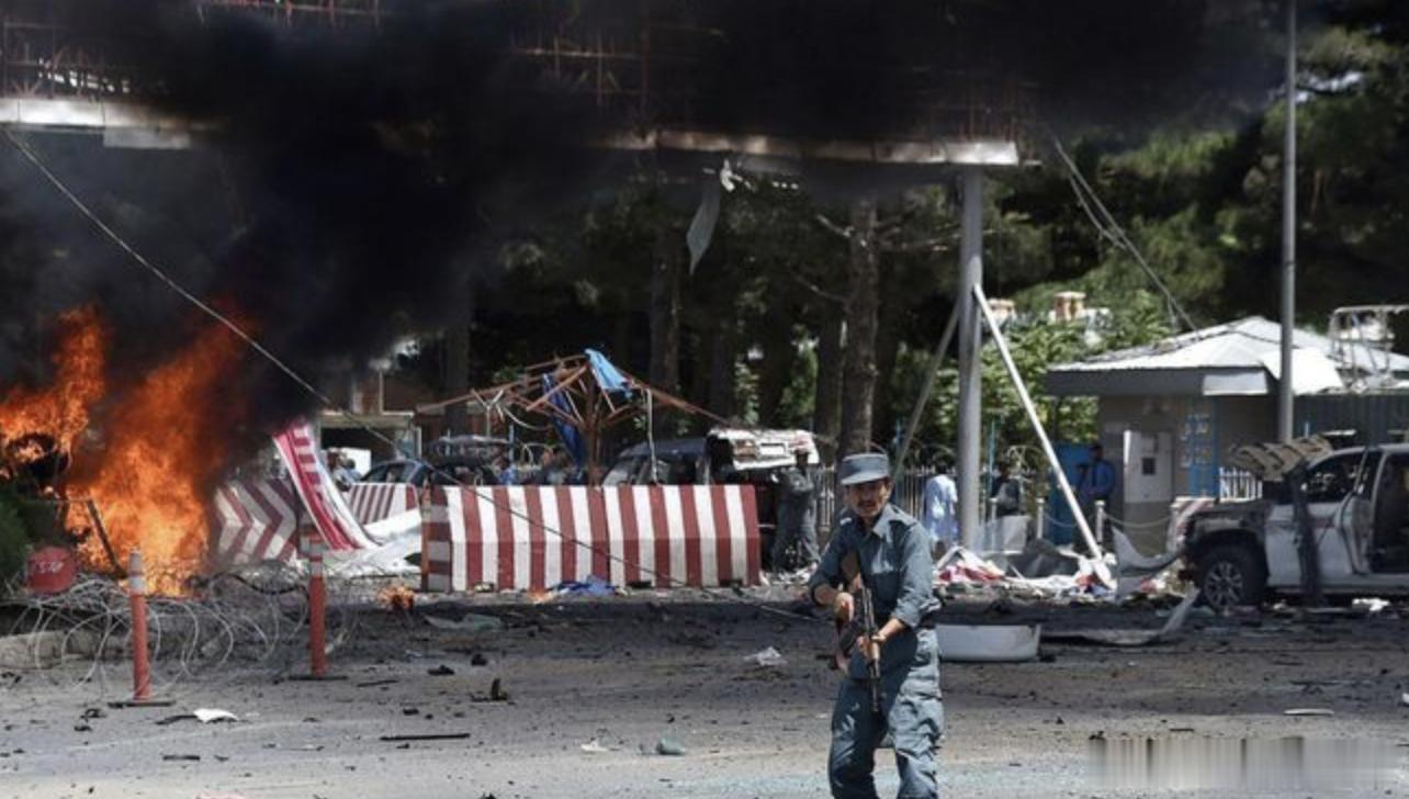 泰柬边境再燃战火泰柬边境再燃战火，实为殖民者的恶果。殖民者留下的模糊边界地图，