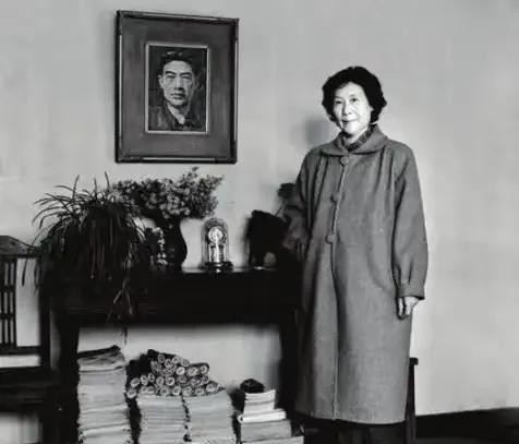 1953年，徐悲鸿猝然离世。几年后，他的妻子廖静文改嫁还生了一个儿子，可是对外她