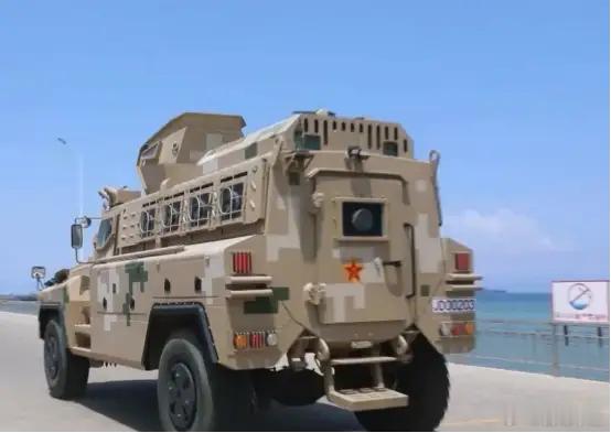 海外基地出现052D，防雷车开上码头，车身涂上八一军徽，我军海外基地初现规模？身
