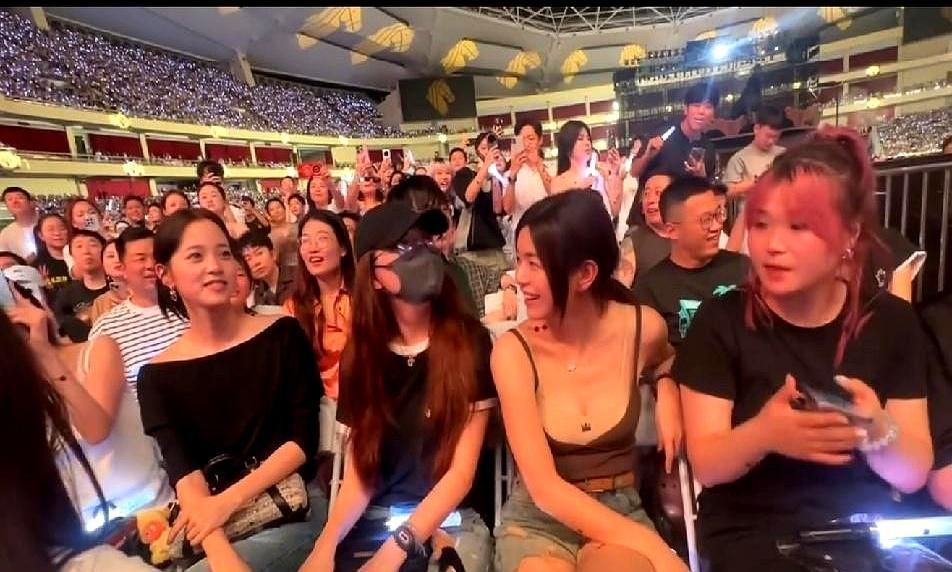 离婚8个月，她穿吊带被骂上热搜那天李荣浩演唱会，镜头扫过观众席，陈妍希一件