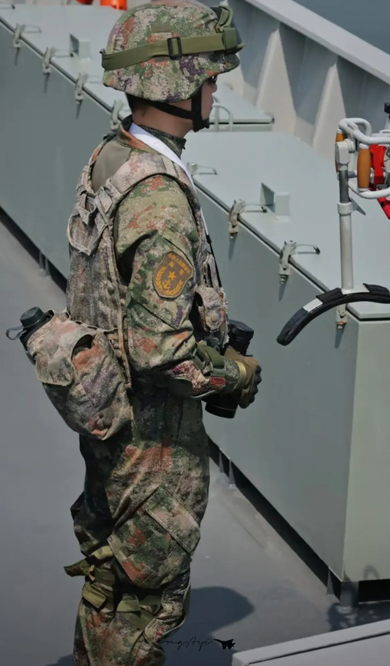 这是海军陆战队的值勤兵，手拿望远镜，左右观察，这身迷彩服不错，配色高级，看中了！