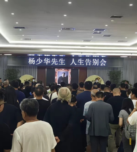 杨少华老先生的葬礼，姜昆没来，冯巩没来，这就说明体制内或庙堂之上不认杨少华，不管