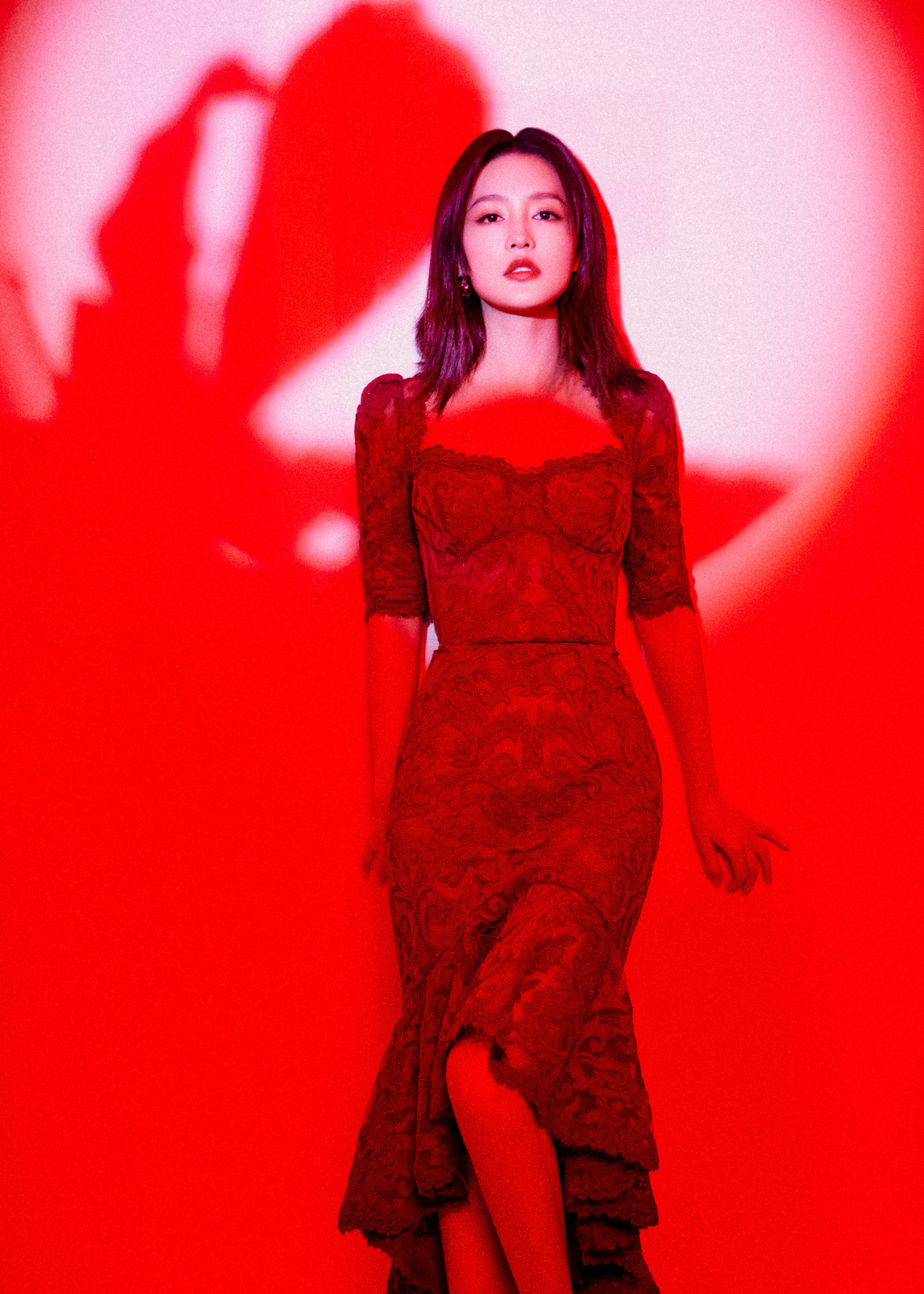 李沁，红裙妆造，热烈明艳。李沁