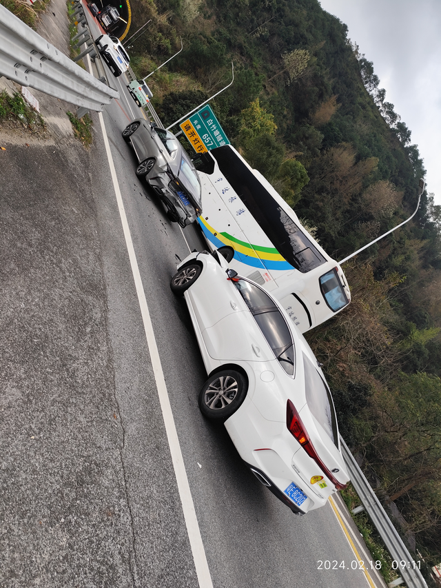 长安逸动质量让我不安前几天在高速上追尾，我前车是奇瑞轿车，高速路我的时速是九十