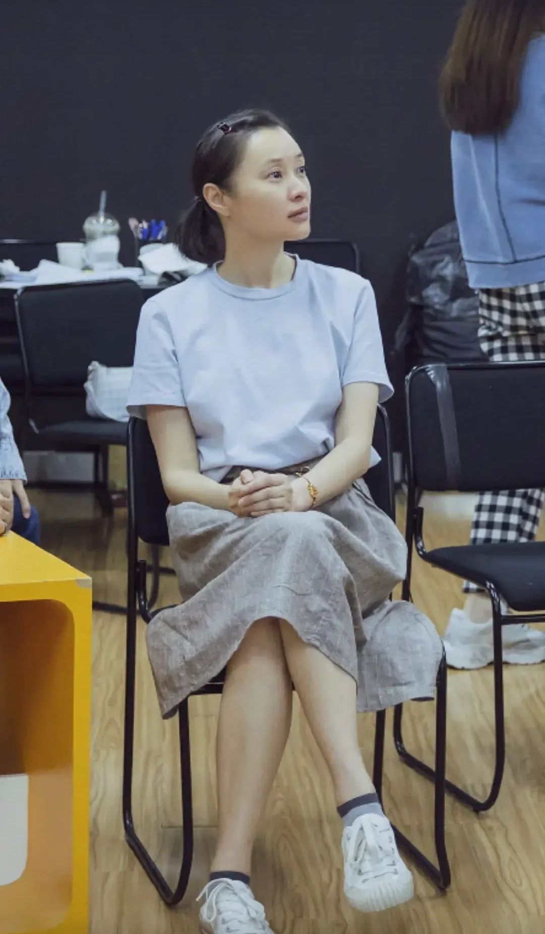 49岁吴越演戏素颜出镜瑕疵完全不遮掩但状态却是最好的一个