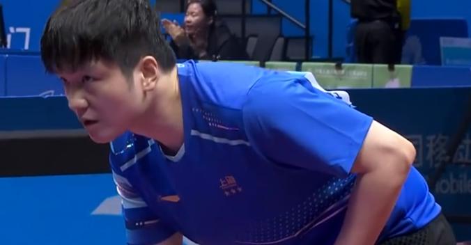 一个球看出来了，东哥打周雨没出全力。周雨一个擦网，按照以往东哥的习惯，就会