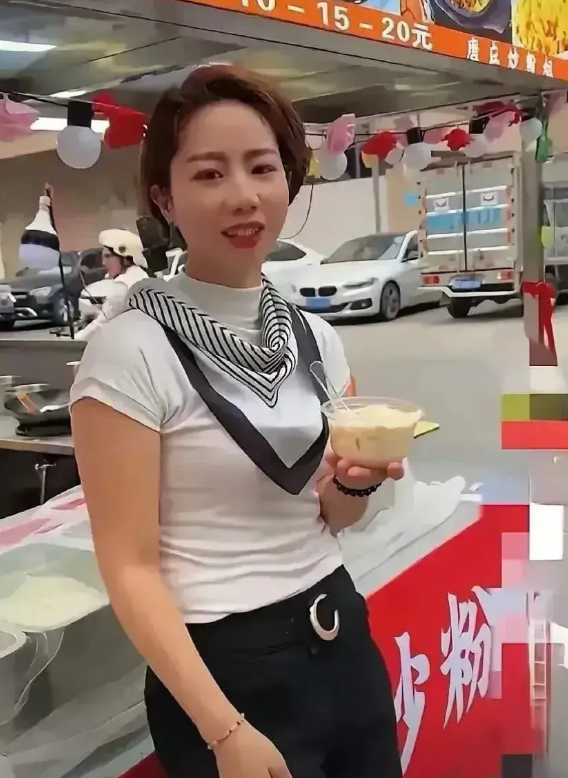 东莞“炒粉姐”返回武汉创业，能不能成功逆袭成老板说实话，她在水口摆摊的时候，炒