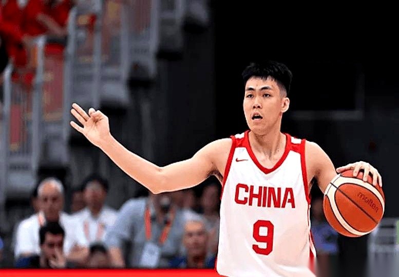 最近看到一段关于中国男篮集训的采访片段，王俊杰聊起队友庞峥麟，开场第一句话就没按套路出牌：“说实话，