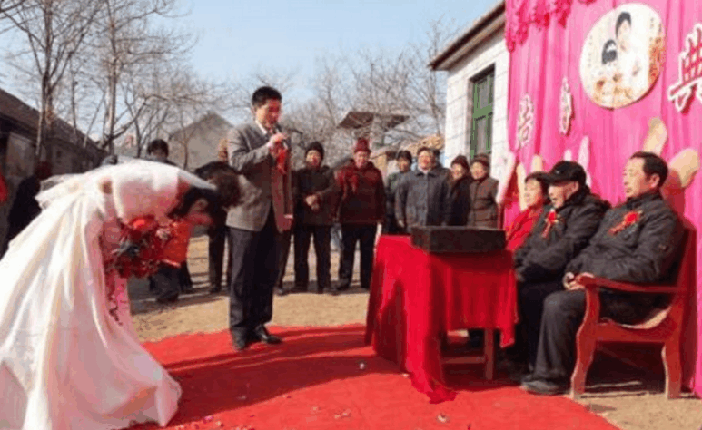 孕妇在产房生产痛得大叫, 丈夫却让她站起来离开, 医生气得报警抓他