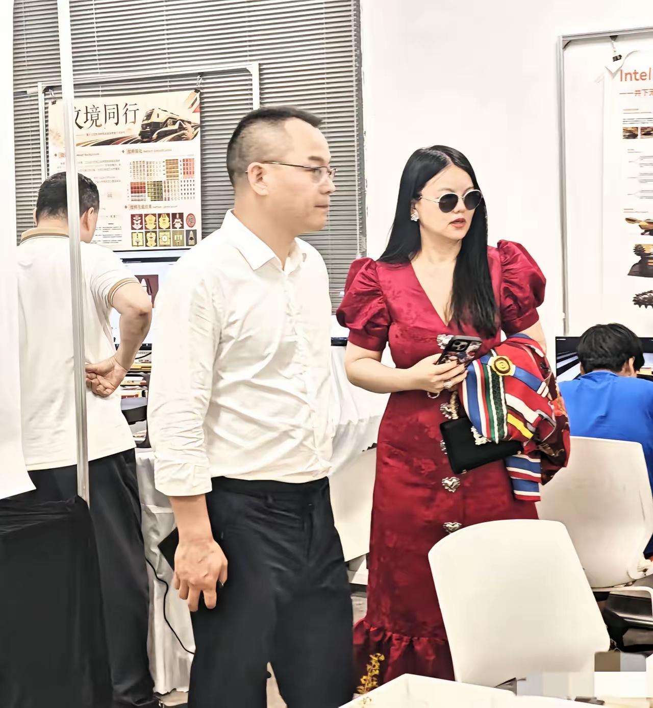 5月16日，李湘现身湖南大学，身穿红色连衣裙，气质不凡，身材也变好了，没那么胖了