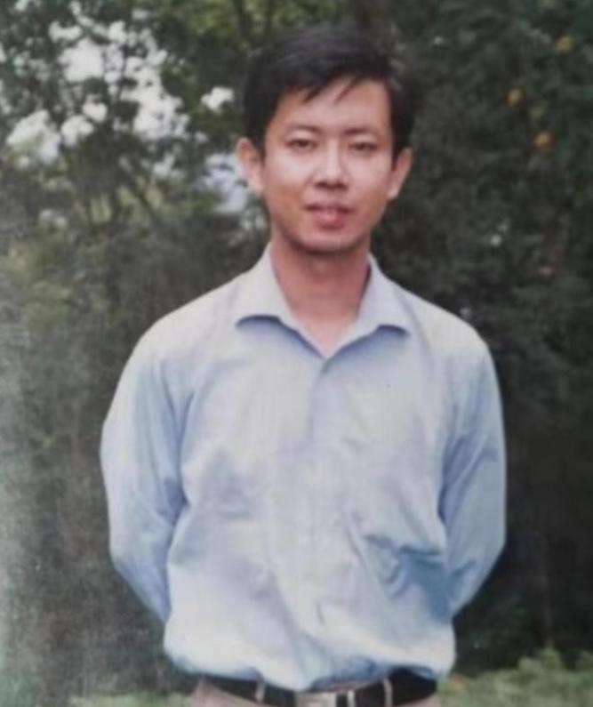 “我宁死也不道歉！”2019年一名乡镇执教19年的优秀教师，在亲吻过自己的一双儿