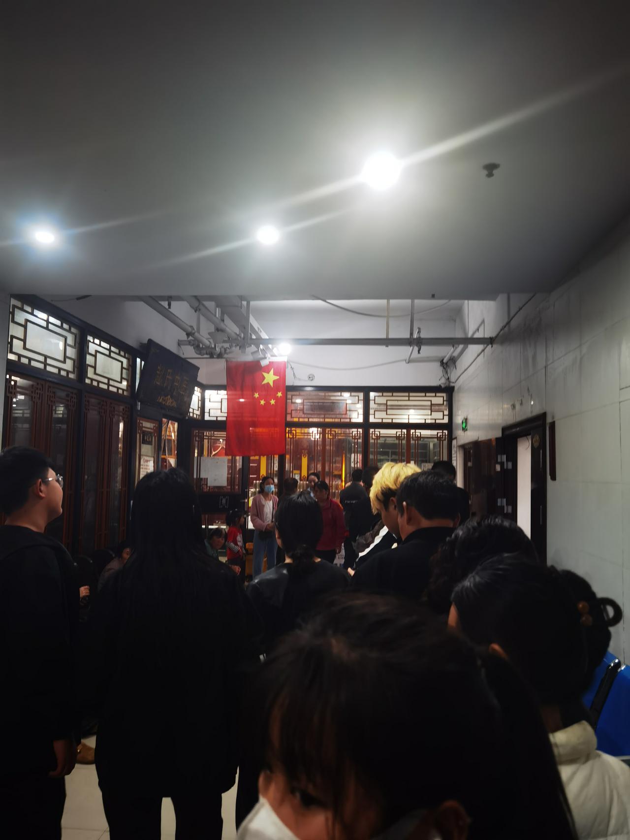 排队一上午还有这么多人？看个医生都这么难？真希望所有的医院都关门大吉。一早