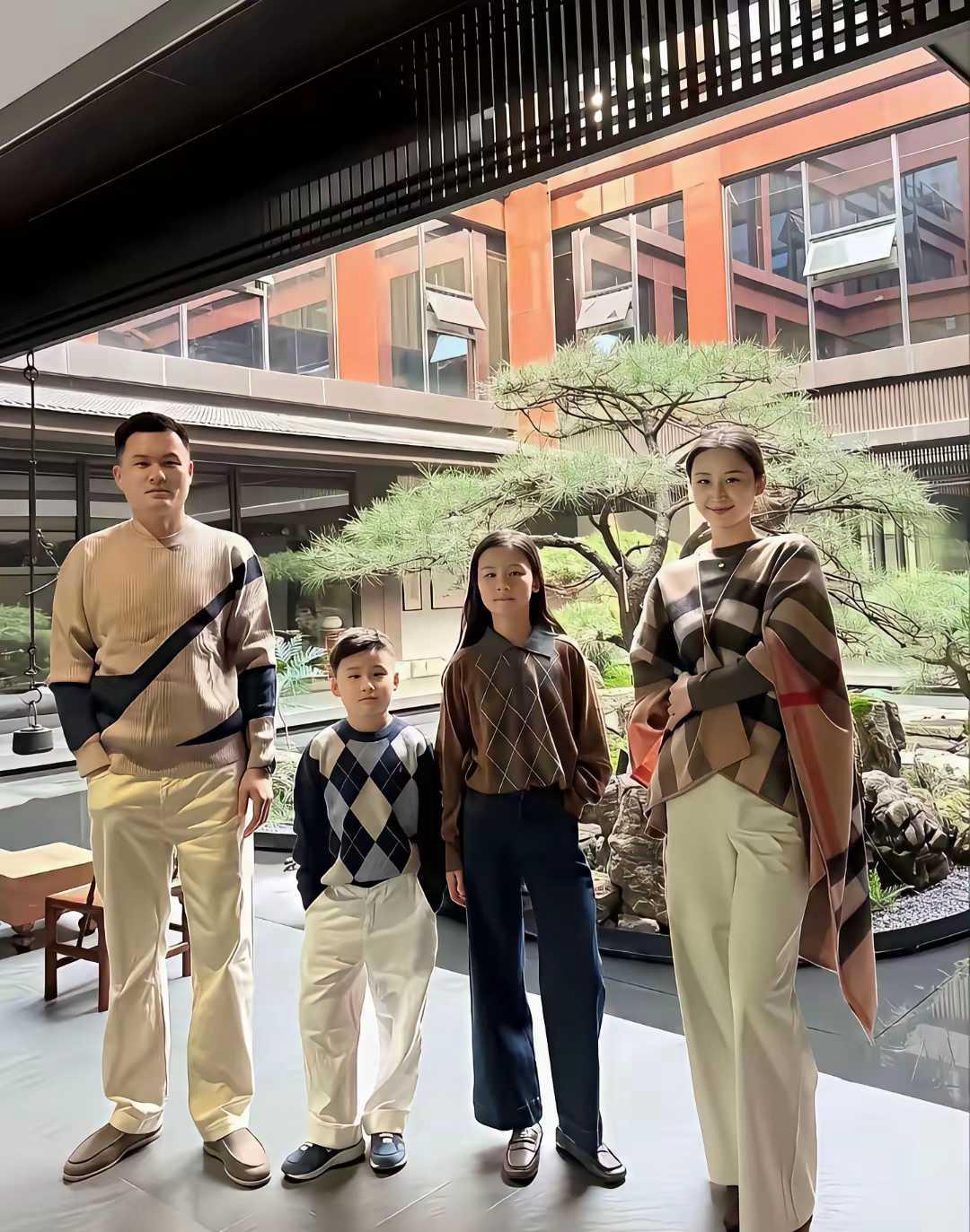 这家庭至少资产过亿了吧。