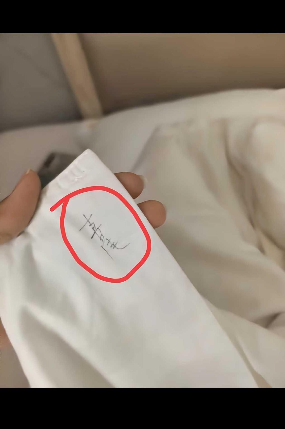 深夜入住酒店，洗漱完毕，拉好窗帘，准备休息。可掀开被角看到明显的两个字，谁还