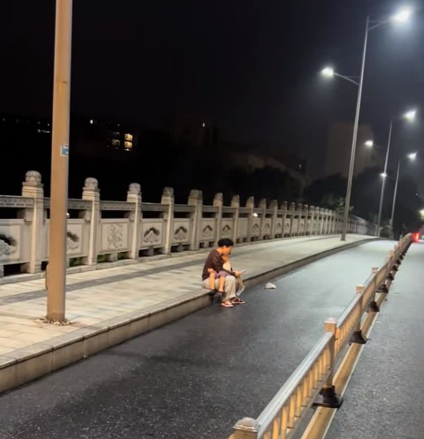 浙江湖州，凌晨三点多的雨夜女子抱着孩子坐在桥上哭。路过男子看到果断报警：遇到了就