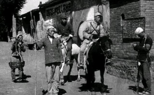 1938年，八路军王金英因为病重，被秘密送回家乡休养，不料邻居却跑去告密，鬼子直