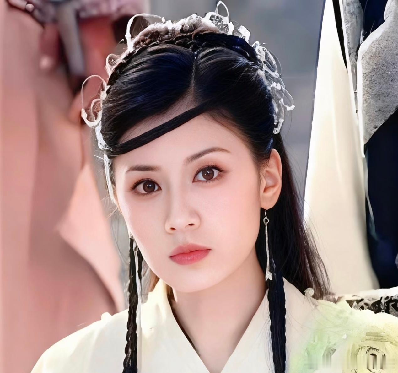 必须承认的是，贾静雯在《倚天屠龙记》中饰演的赵敏完全惊艳了我，灵的不行啦，小时候