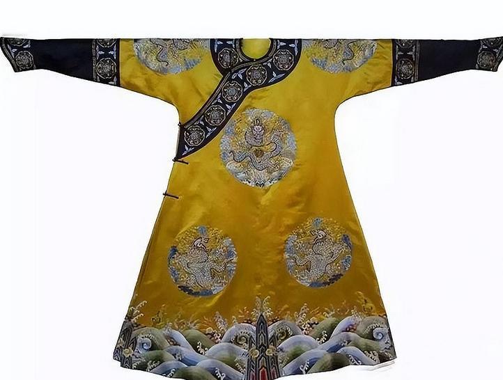 1972年，内蒙古赤峰市的一位农民干农活时发现一座女性古墓，考古专家们闻讯赶来，
