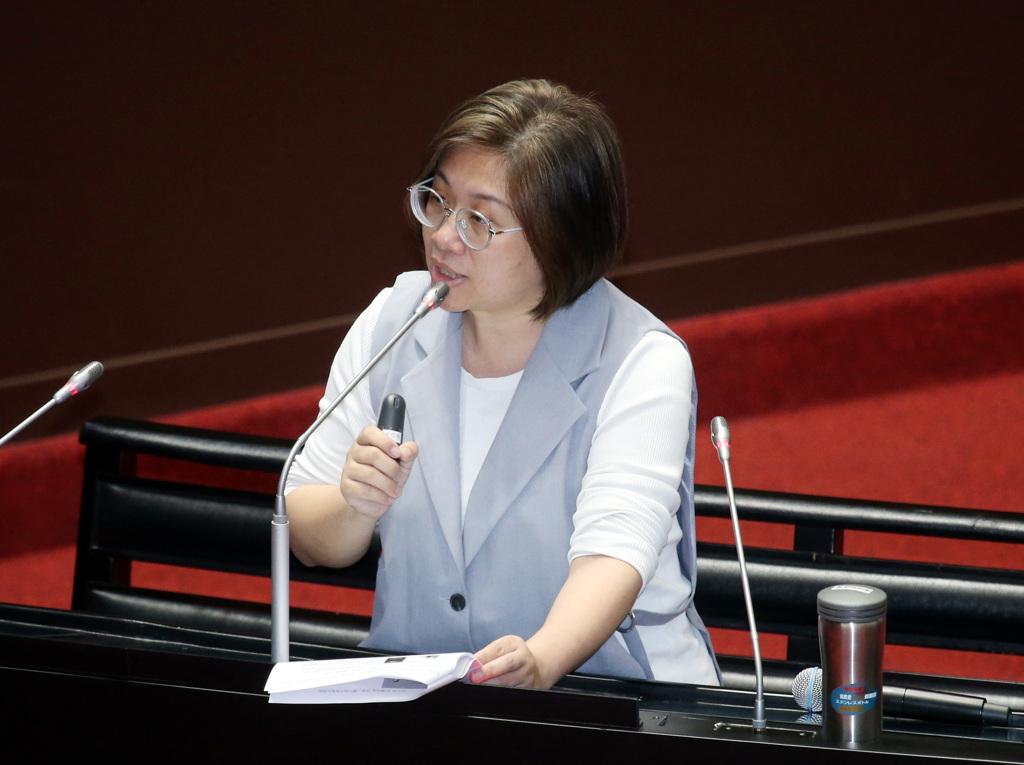 民进党“立委”陈培瑜表示，不论是国民党柯志恩说“不要把我们卖掉”，还是陈雪生说要