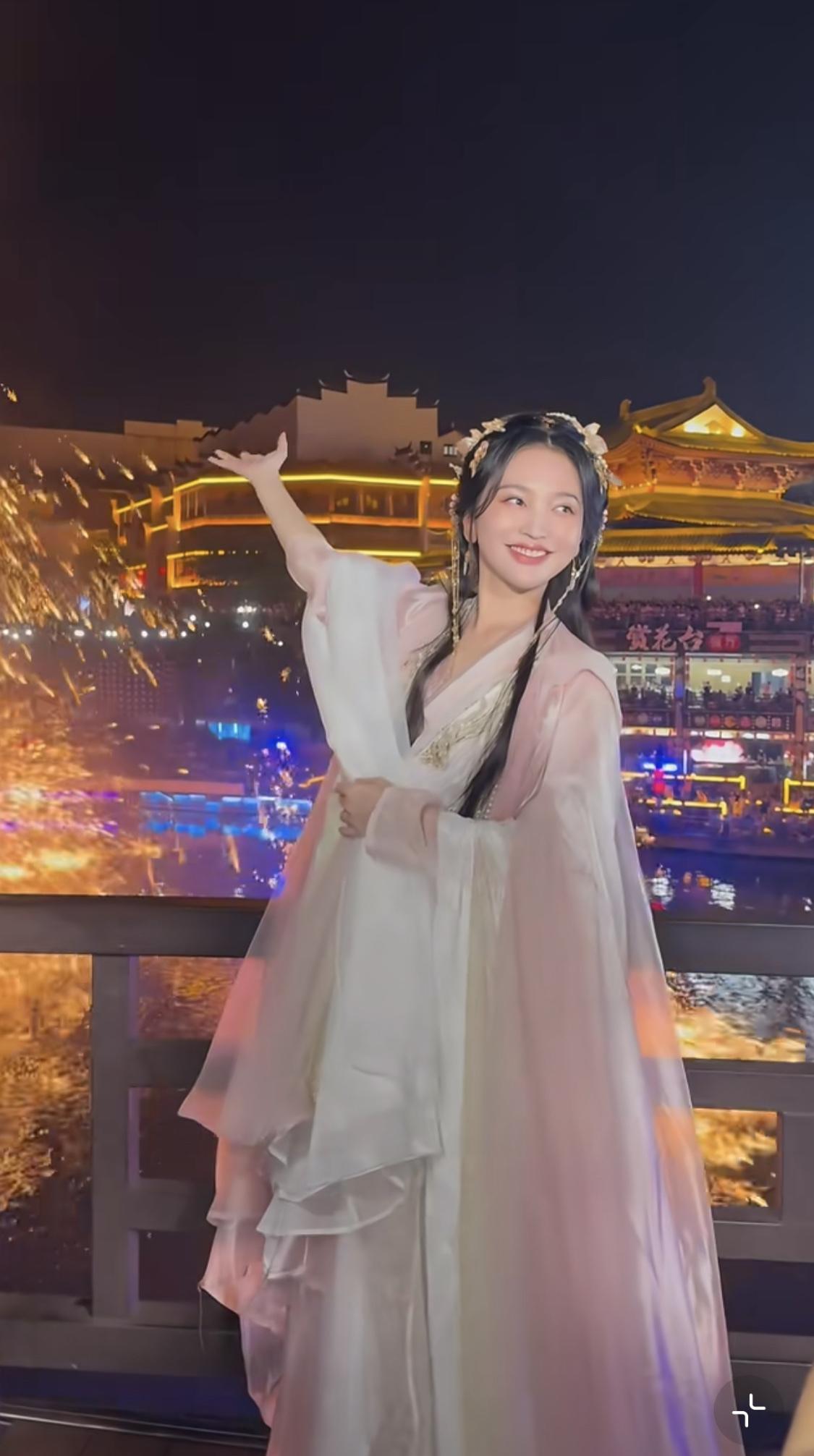 金莎在太湖古镇商演，古镇的门票60元。金莎商演唱三首歌的价格是15-30万元