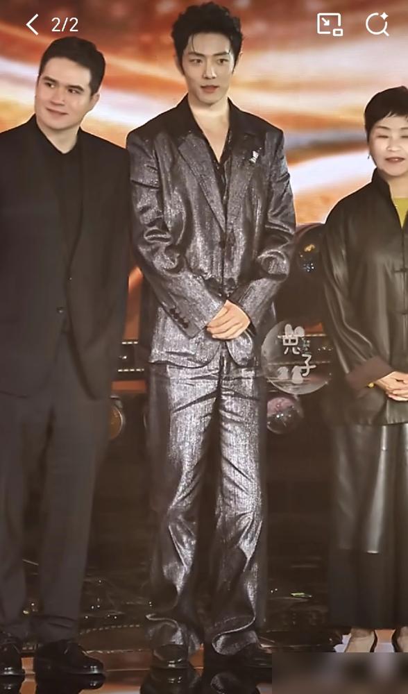 200多个群演，每人800块红包直接塞手里，肖战在《藏海传》片场疯了？片场