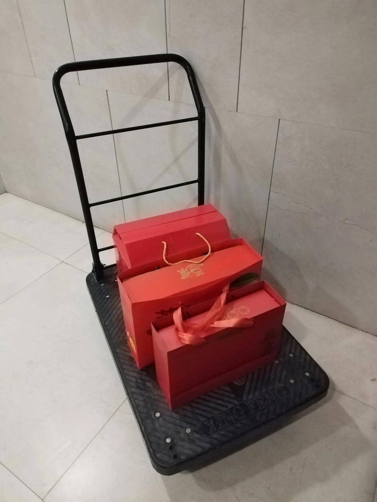 养男孩家庭太亏了，结个婚花的真是大价钱。昨天去盒马买水果，一个男孩在买网纹瓜，