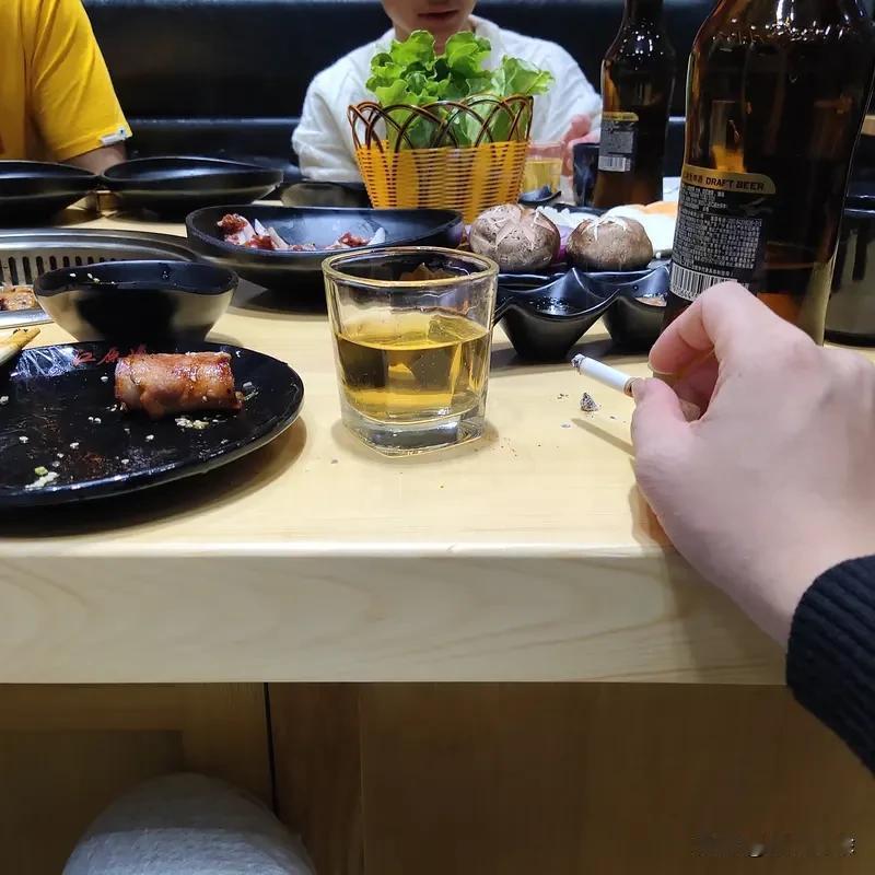 不抽烟不喝酒就是好男人吗？这可不一定。有人觉得不沾烟酒自律性强，能抵御诱惑，是生