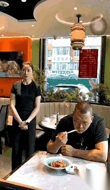 一个大哥去饭店吃饭，服务员端上来的米饭里，直挺挺地竖着插了一双筷子。这种把筷子