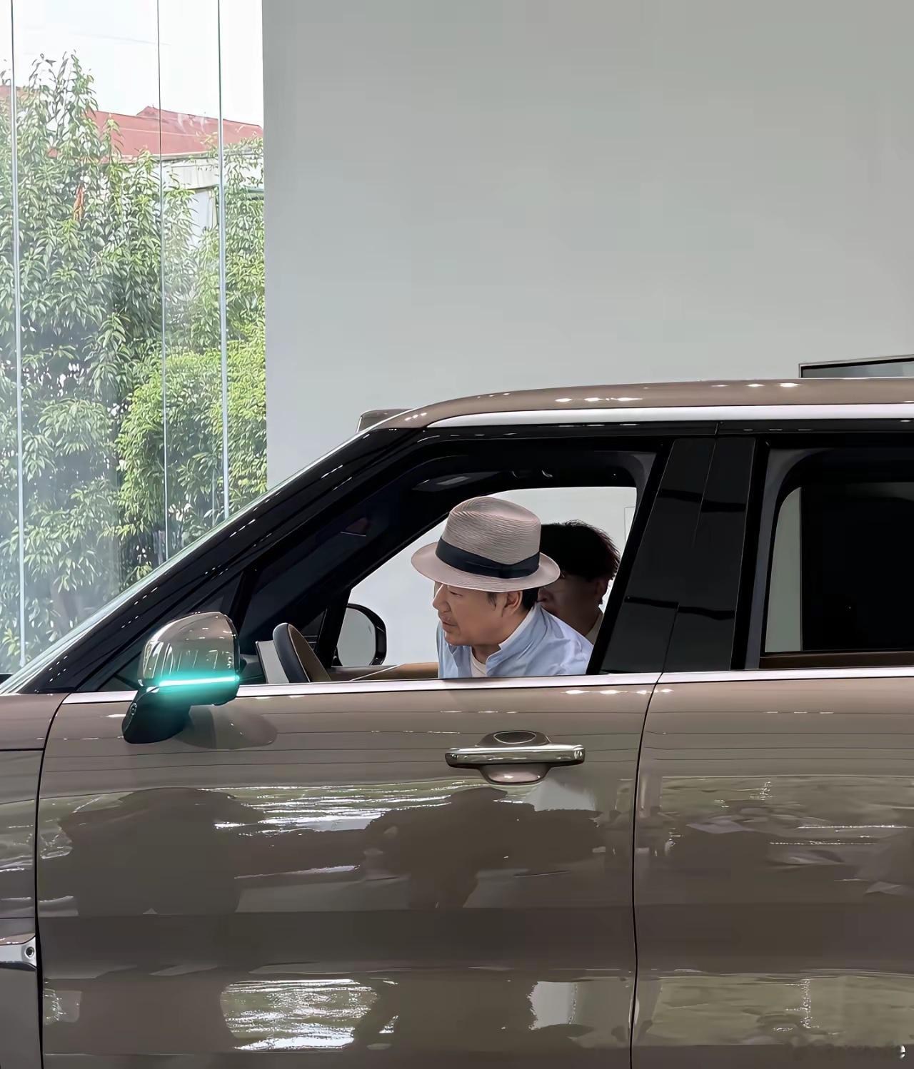 71岁张国立现身4s店买国产豪华电车，从试驾到买车不到半小时，太豪气了。