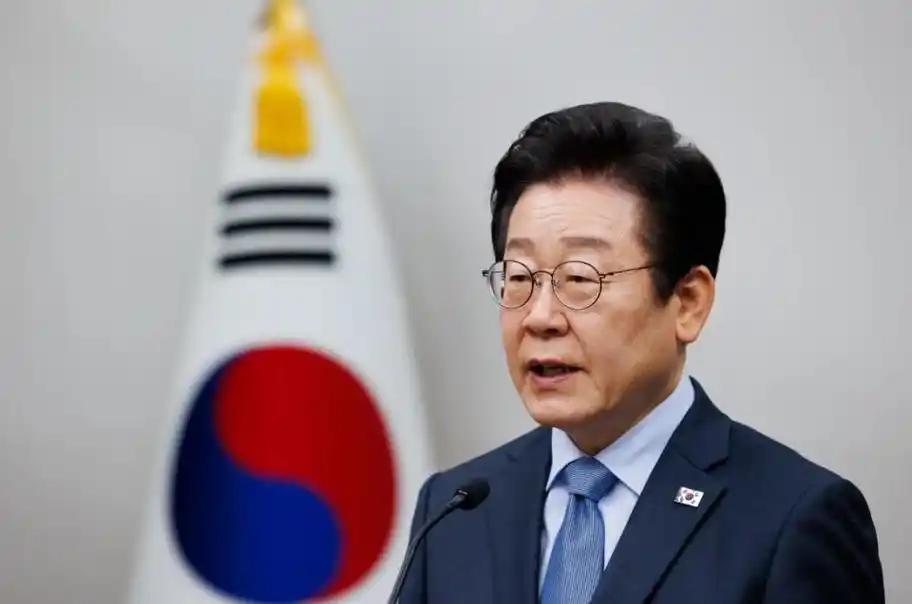 傲慢的韩国人，这次怎么不说话了呢？他们的大统领李在明刚刚去白宫给特朗普唱了赞歌！