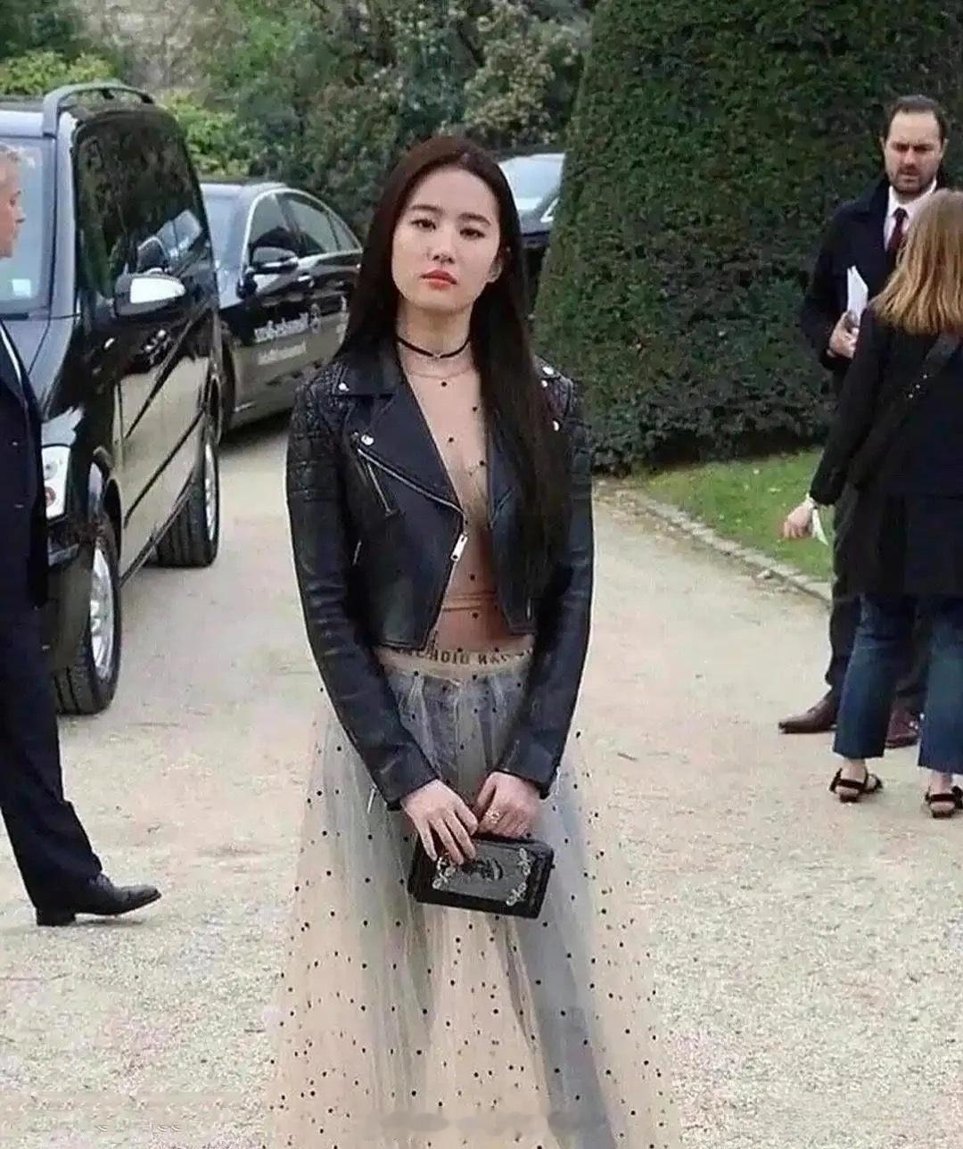 偶遇素颜的刘亦菲只有神仙姐姐才有勇气这么穿吧