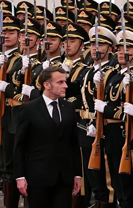 “小马哥”在美国，和在中国，落差有点大哟。[红脸笑][红脸笑]图片来自网络。