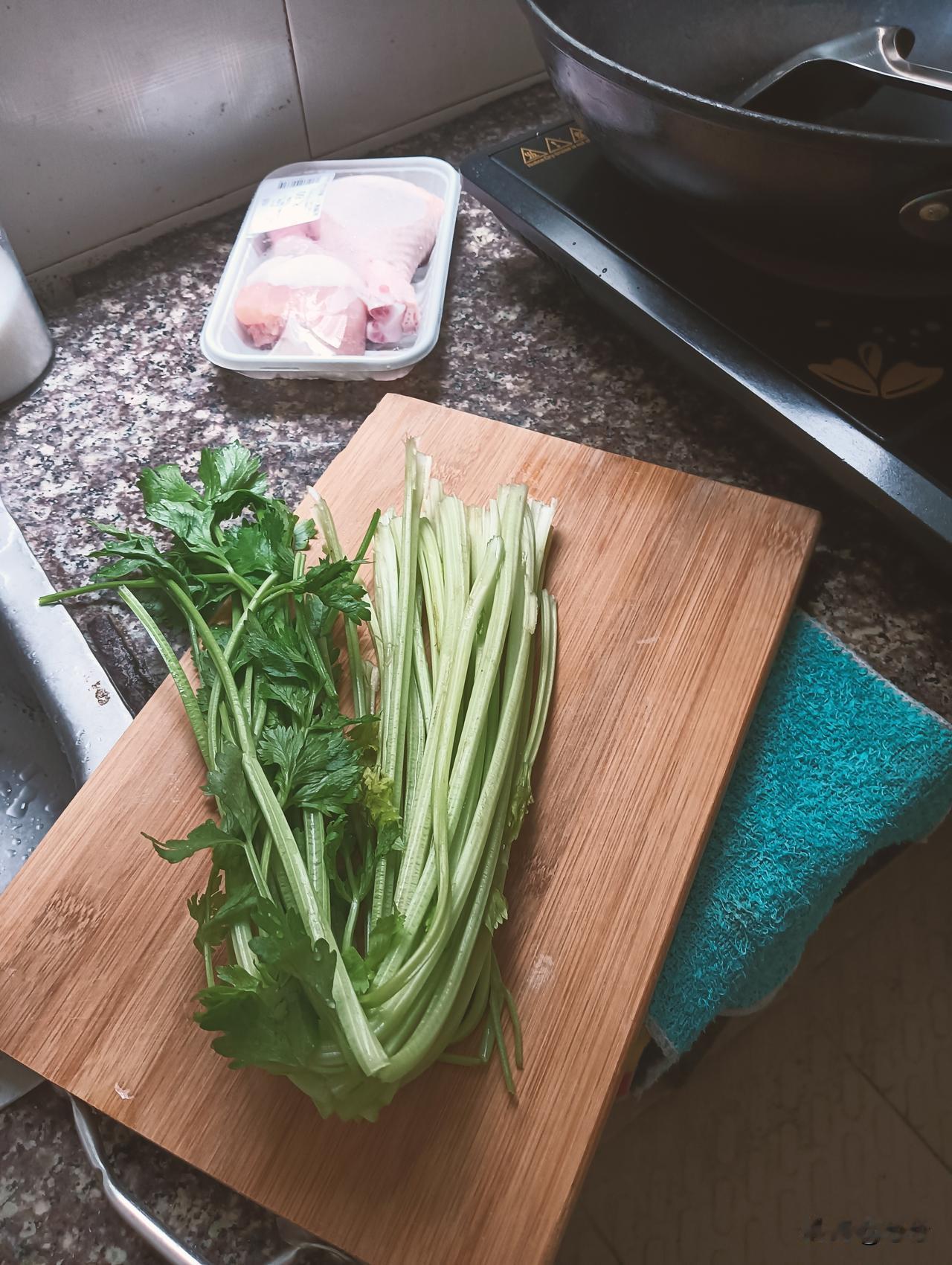 今天小女儿又来问我：妈妈，老师让写爸爸妈妈的户籍和工作单位。我一听就忍不住