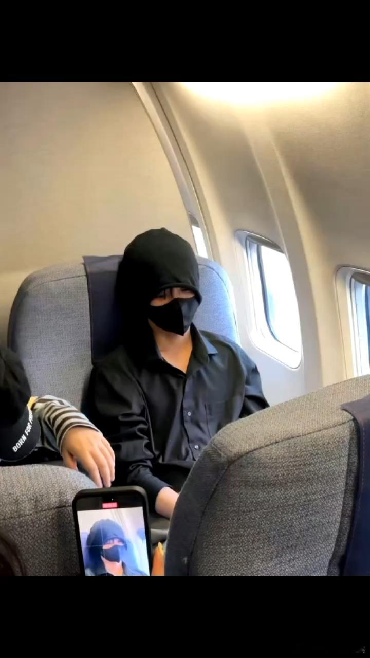 梓渝杂志感觉梓渝都抑郁了，飞机上也没心思用毯子遮了，就把自己裹的严严实实的，呆呆
