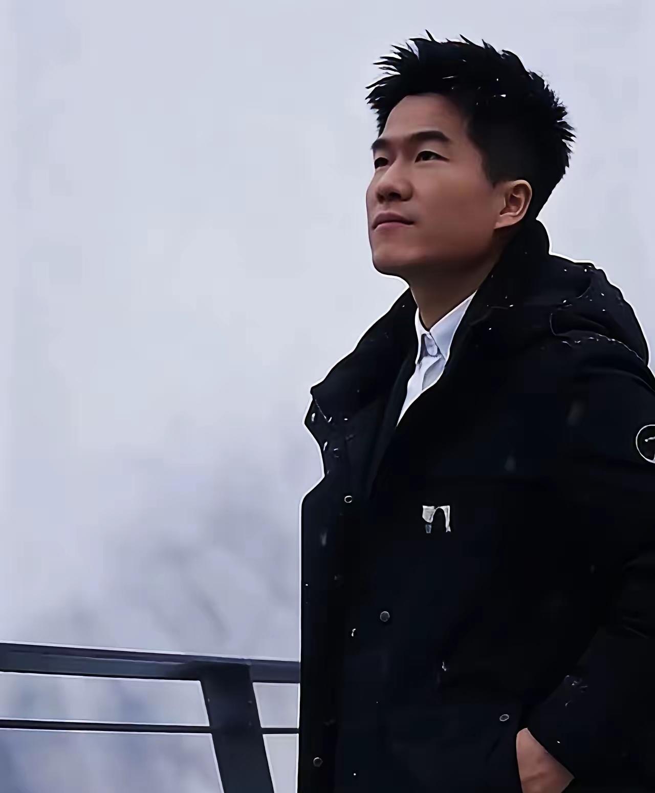 董宇辉和索娅那层窗户纸，怕是真要保不住了。谁能想到啊，一直被猜成中年大姐的